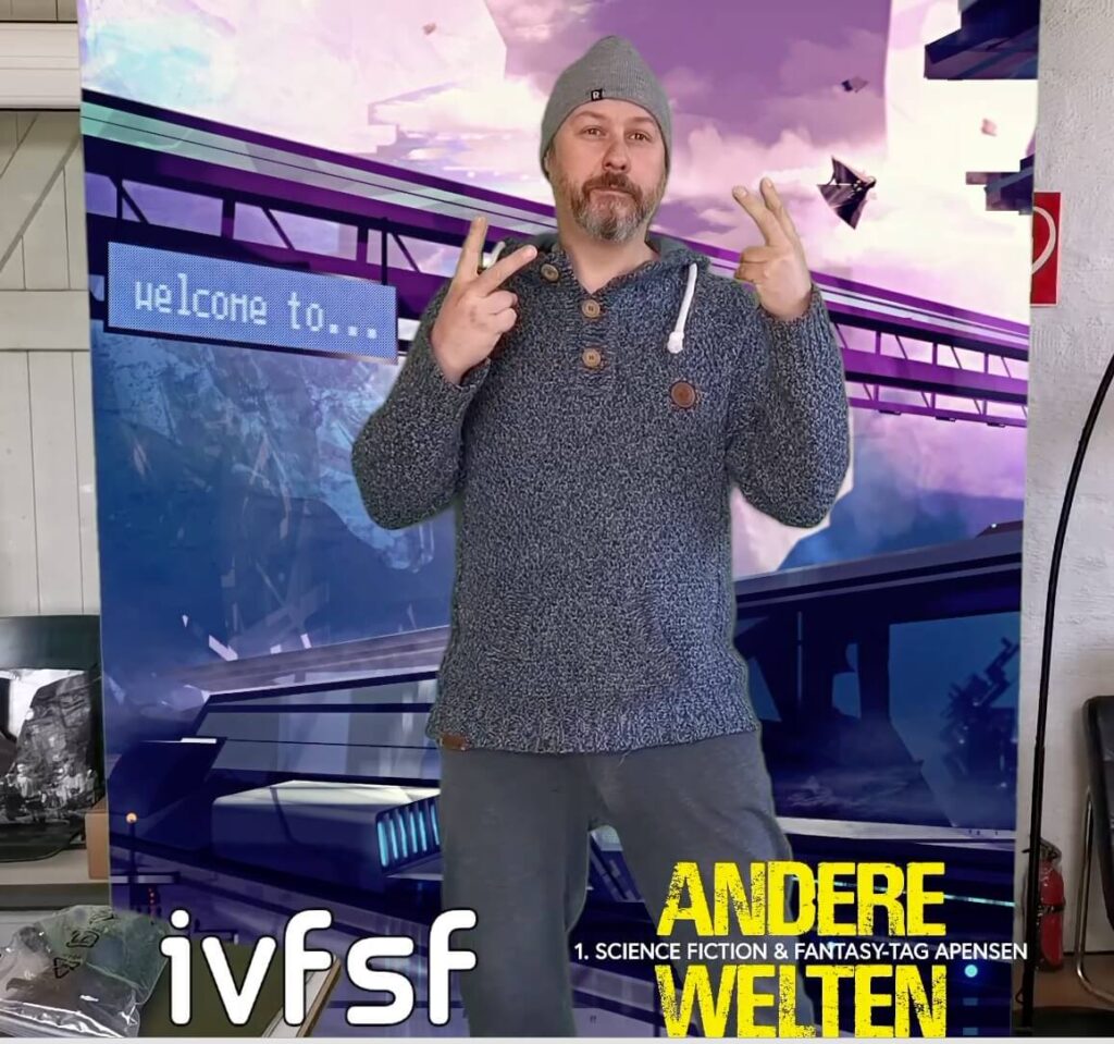 Mann posiert vor digitalem Bild auf Greenscreen für eine Test-Aufnahme (Bild 1 von 2)