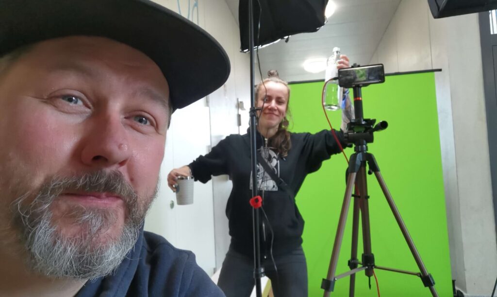 Oliver und Anna vor dem Greenscreen des ivfsf e.V. auf der Andere Welten Con in Apensen