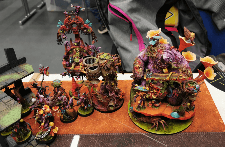 Warhammer 40K: Dämonen mit einem außergewöhnlichen Bemalschema