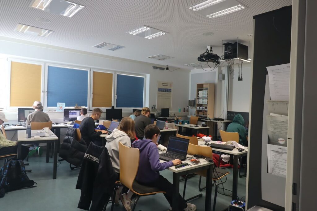 Kinder und Jugendliche im Schülerforschungszentrum Nordhessen in Kassel bei dem Science Game Jam 2023